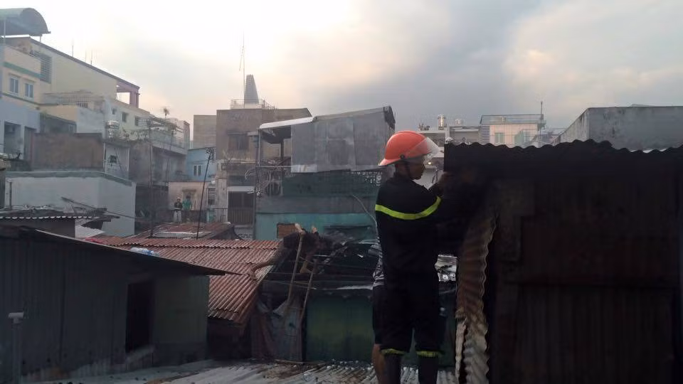 Cháy lớn tại trung tâm TPHCM, người dân gào khóc tháo chạy ảnh 5