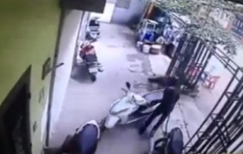 10 video ‘hot’: Vờ mua vàng rồi cướp 2 dây chuyền tháo chạy ảnh 6