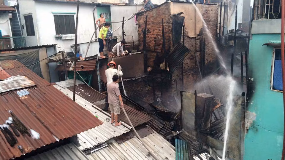 Cháy lớn tại trung tâm TPHCM, người dân gào khóc tháo chạy ảnh 4