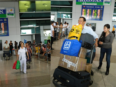 300 hành khách cuối cùng về tới sân bay Tân Sơn Nhất trong bộ dạng mệt mỏi. ảnh: Gia Huy. 300 hành khách cuối cùng về tới sân bay Tân Sơn Nhất trong bộ dạng mệt mỏi. ảnh: Gia Huy