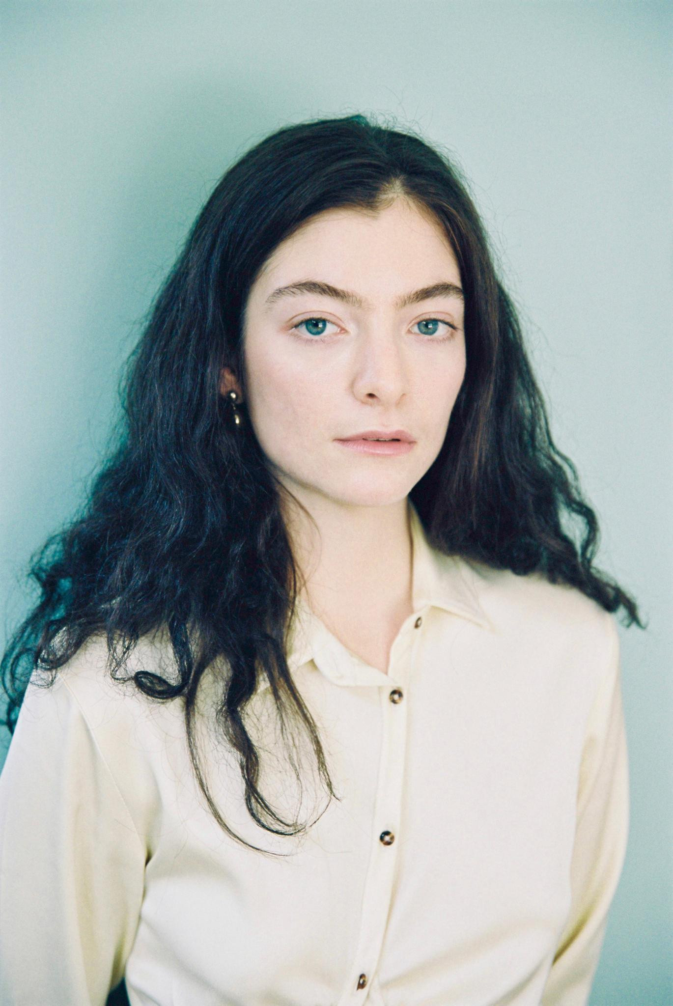 Ca khúc chủ đề cho album của Lorde phải tung sớm hơn dự tính ban đầu. Ca khúc phát hành tại trị trường Việt Nam trên Zing MP3. Ca khúc chủ đề cho album của Lorde phải tung sớm hơn dự tính ban đầu. Ca khúc phát hành tại trị trường Việt Nam trên Zing MP3.