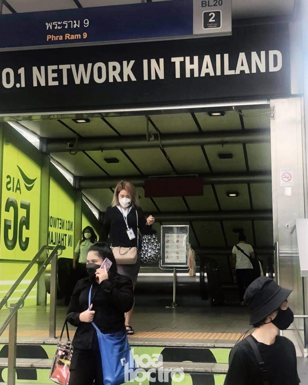 Người dân Bangkok tuân thủ đeo khẩu trang và không tụ tập tại các địa điểm công cộng như nhà ga metro, công viên, các phương tiện di chuyển công cộng...