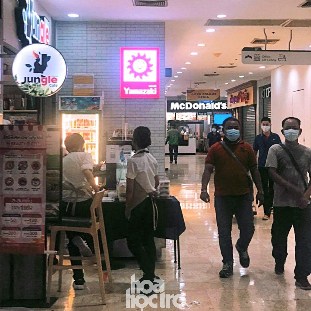 Các TTTM mở cửa lại nhưng nhiều cửa hàng/ ki-ốt vẫn đóng cửa. Lượng khách tham quan, mua sắm không bằng như trước dịch.