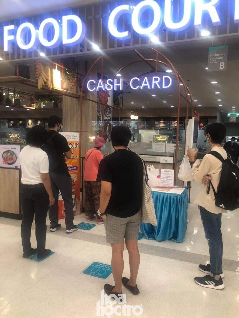 Chỗ ngồi cho khách ăn tối sẽ được giới hạn ở mức 50% sức chứa đối với nhà hàng có máy lạnh và 75% đối với nhà hàng ngoài trời. Khách dùng bữa được yêu cầu xếp hàng và giữ khoảng cách an toàn trước khi vào quán.