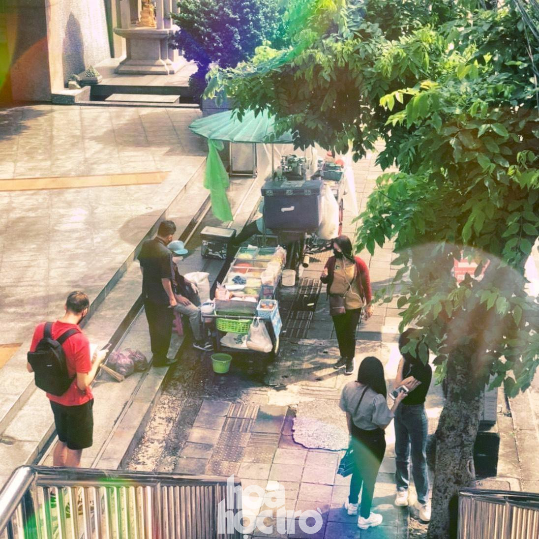 Các quán ăn vỉa hè được mở bán lại.