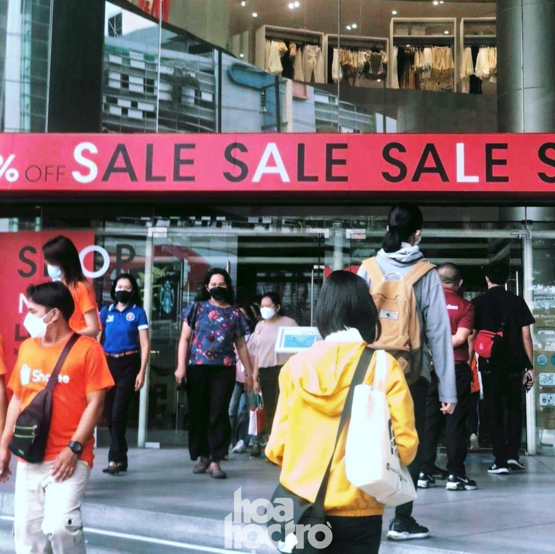 Các trung tâm mua sắm có thể tiếp tục hoạt động bình thường cho đến 8 giờ tối. Các chương trình khuyến mãi thu hút nhiều khách hàng trẻ sau thời gian dài giãn cách xã hội.