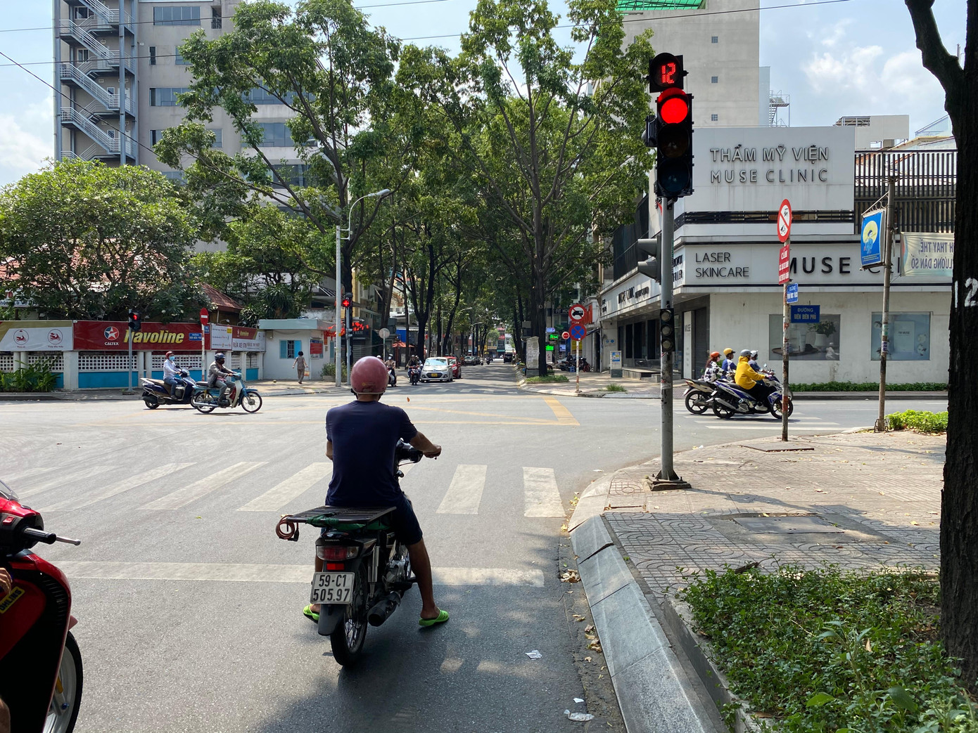 Đường Điện Biên Phủ thông thoáng, trái ngược với khung cảnh đông đúc thường ngày.