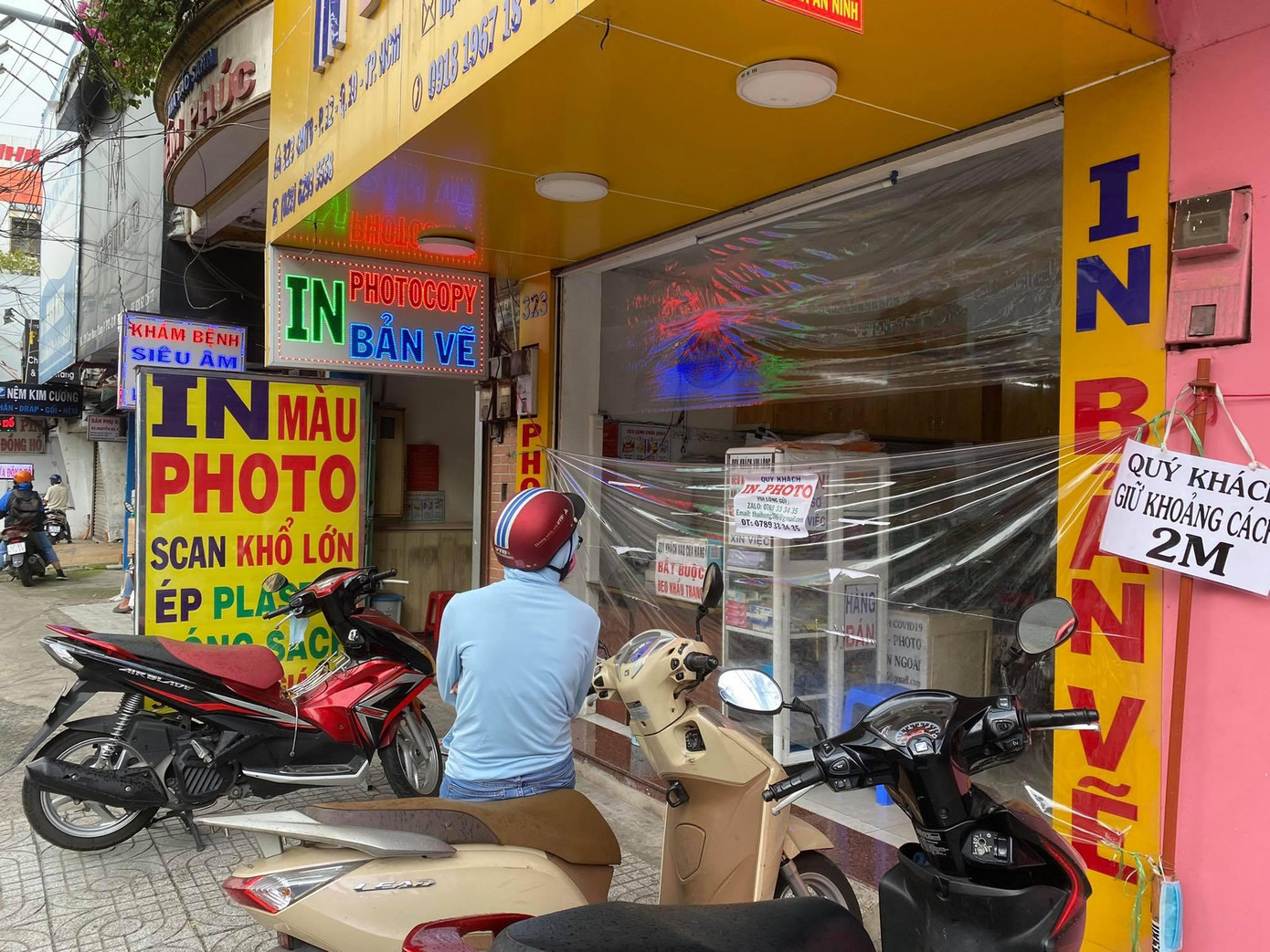 Một bạn teen chờ sử dụng dịch vụ in ấn giấy tờ phục vụ việc học trên đường CMT8 (Quận 3). Ảnh: Nhật Đông Một bạn teen chờ sử dụng dịch vụ in ấn giấy tờ phục vụ việc học trên đường CMT8 (Quận 3). Ảnh: Nhật Đông