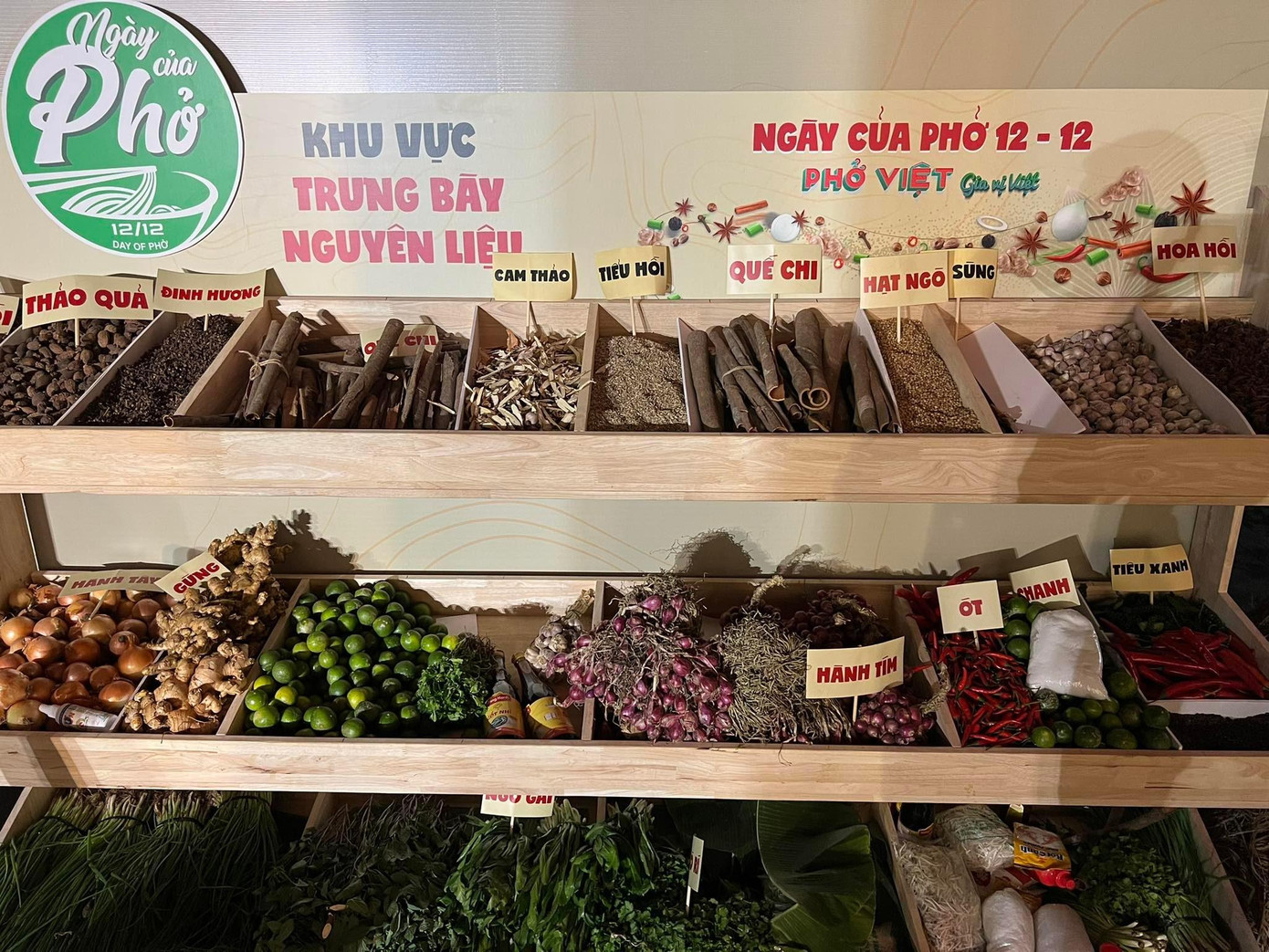 Loạt gia vị "thần thánh" đặc trưng của phở Việt Nam được giới thiệu đến bạn bè quốc tế. Ảnh: Hoàng Thanh. Loạt gia vị "thần thánh" đặc trưng của phở Việt Nam được giới thiệu đến bạn bè quốc tế. Ảnh: Hoàng Thanh.