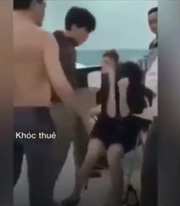 Bảo vệ tổ dân phố hành hung 2 thiếu niên khiến dư luận phẫn nộ. (Ảnh cắt từ clip)