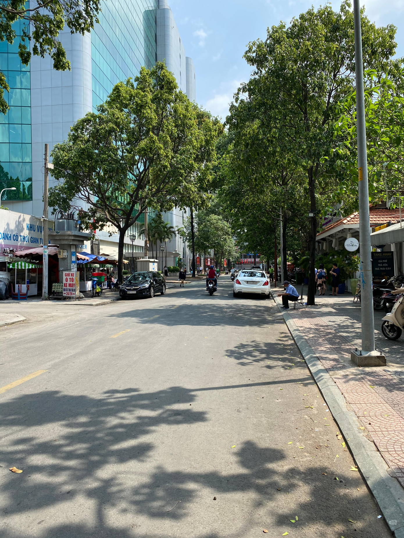 Khu vực trước trung tâm thương mại Diamond Plaza và Nhà văn hóa Thanh Niên thưa thớt người qua lại.