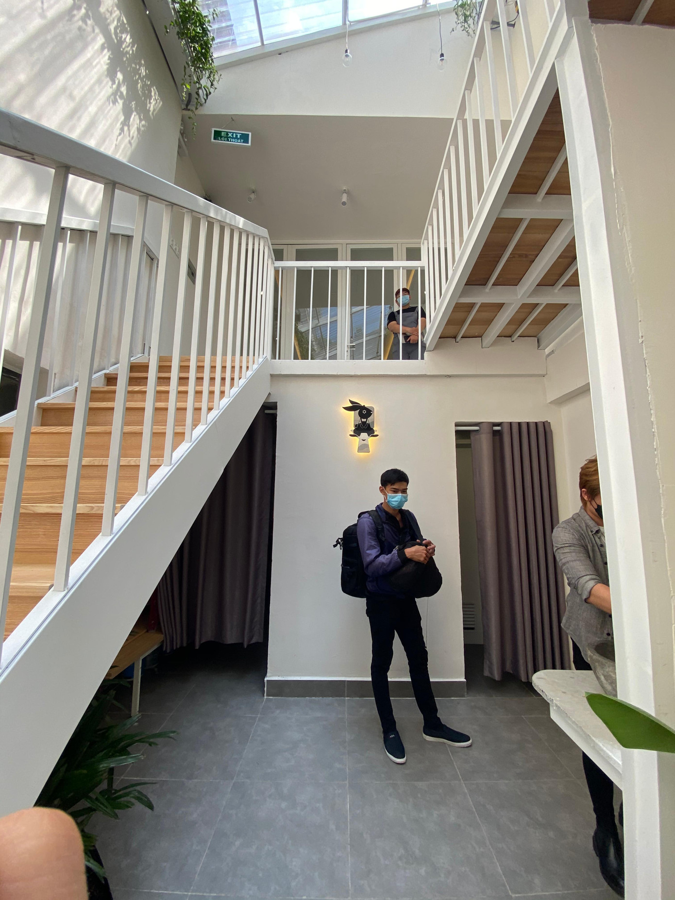 Khách và nhân viên trong một quán cà phê tại Quận 3 tuân thủ nghiêm ngặt quy định đeo khẩu trang phòng dịch.