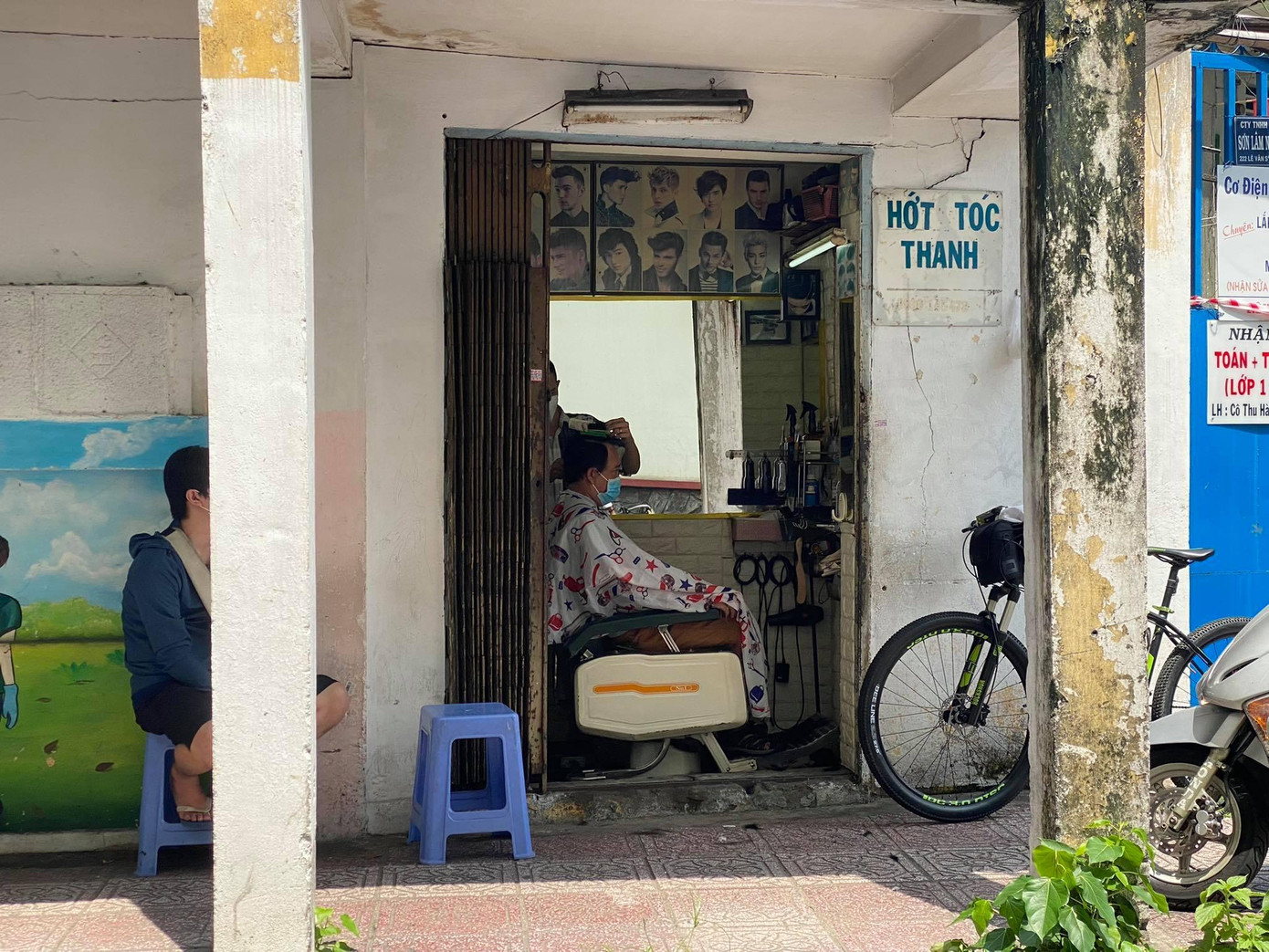 Các quán cắt tóc thực hiện nghiêm việc giãn cách. Ảnh: Nhật Đông Các quán cắt tóc thực hiện nghiêm việc giãn cách. Ảnh: Nhật Đông