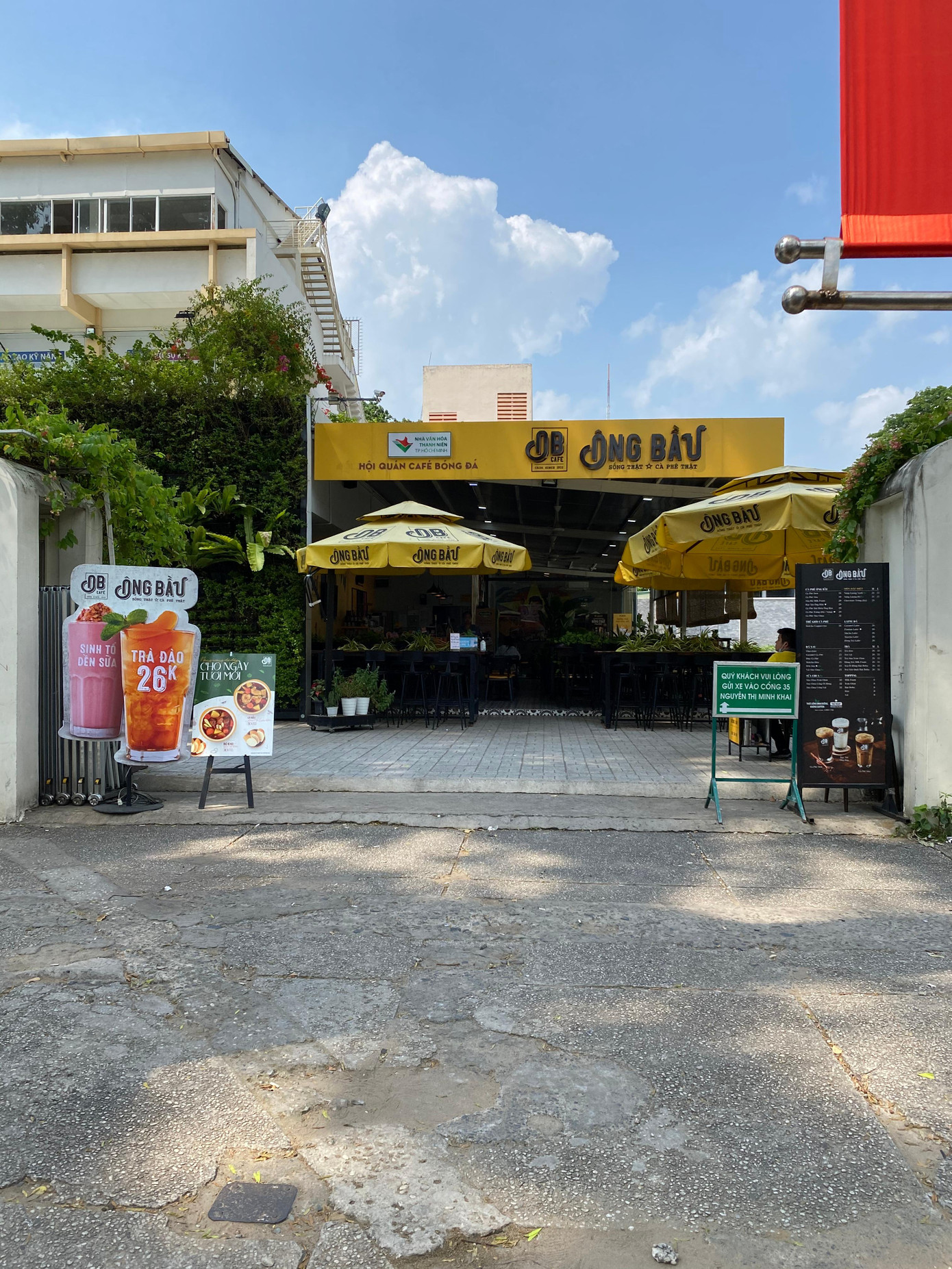 Một quán cà phê ngay khu vực trung tâm Quận 1 vắng khách ở thời điểm giữa trưa.