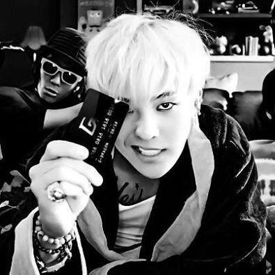 G-Dragon được xem là idol K-Pop đầu tiên sở hữu thẻ đen quyền lực. G-Dragon được xem là idol K-Pop đầu tiên sở hữu thẻ đen quyền lực.