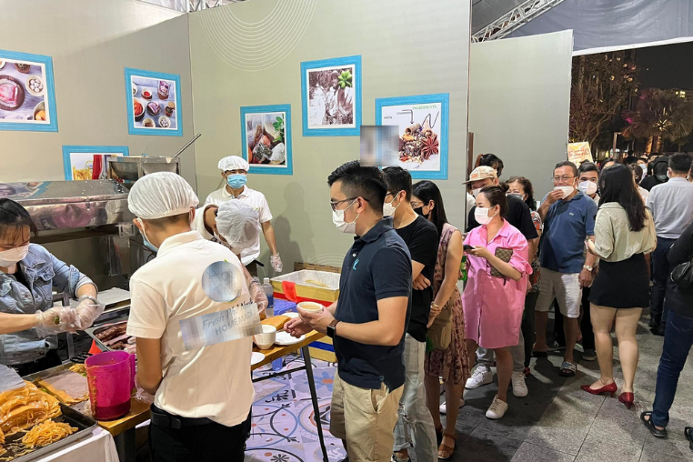 Nhiều người dân TP.HCM xếp hàng để thưởng thức phở miễn phí, được phục vụ bởi nhiều thương hiệu phở có tiếng. Ảnh: Hoàng Thanh. Nhiều người dân TP.HCM xếp hàng để thưởng thức phở miễn phí, được phục vụ bởi nhiều thương hiệu phở có tiếng. Ảnh: Hoàng Thanh.