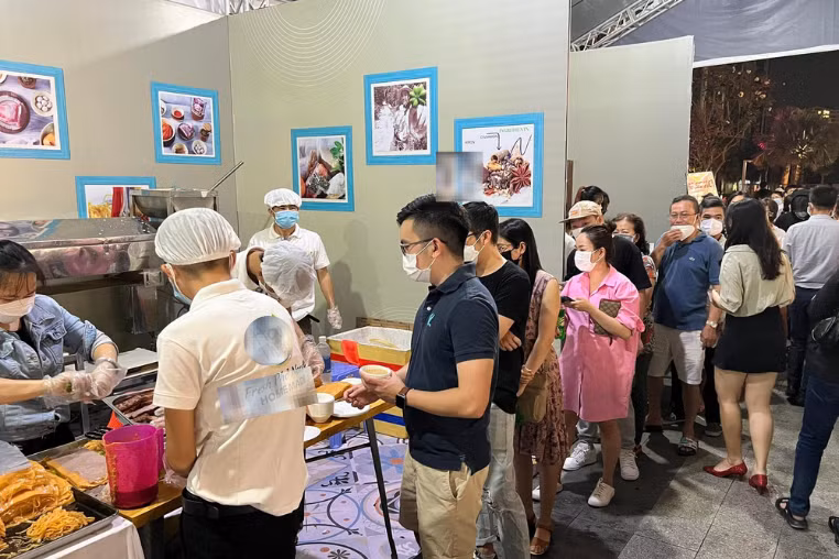 Nhiều người dân TP.HCM xếp hàng để thưởng thức phở miễn phí, được phục vụ bởi nhiều thương hiệu phở có tiếng. Ảnh: Hoàng Thanh.