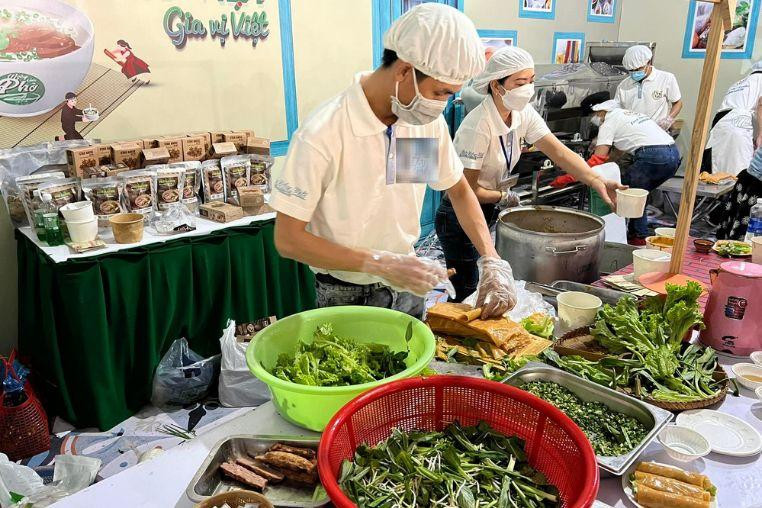 Các nghệ nhân phở phục vụ các món phở lạ. Quầy phở cuốn thu hút nhiều Gen Z bởi hương vị độc đáo. Ảnh: Hoàng Thanh. Các nghệ nhân phở phục vụ các món phở lạ. Quầy phở cuốn thu hút nhiều Gen Z bởi hương vị độc đáo. Ảnh: Hoàng Thanh.