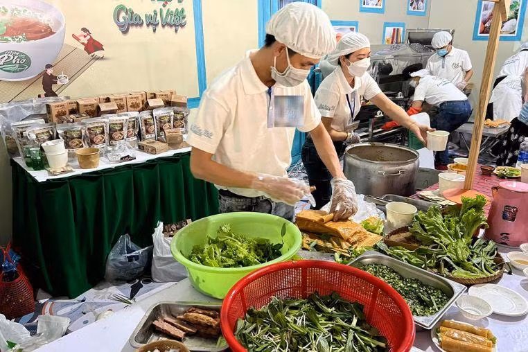 Các nghệ nhân phở phục vụ các món phở lạ. Quầy phở cuốn thu hút nhiều Gen Z bởi hương vị độc đáo. Ảnh: Hoàng Thanh.