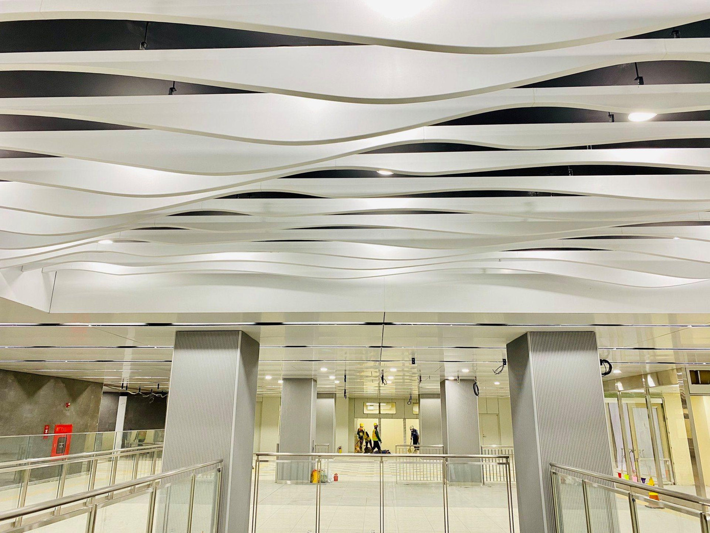 Ga Ba Son được thiết kế với màu sắc chủ đạo là màu xanh và các thiết kế hình lượn sóng tại Tầng 1, giúp khách đi tàu hình dung được sự tươi mát của dòng Sông Sài Gòn. Ga Ba Son được thiết kế với màu sắc chủ đạo là màu xanh và các thiết kế hình lượn sóng tại Tầng 1, giúp khách đi tàu hình dung được sự tươi mát của dòng Sông Sài Gòn.