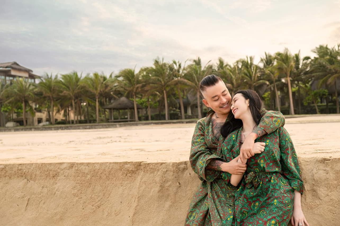 Một tuần trước, trong chuyến công tác tại Quảng Bình, vợ chồng cô tranh thủ hâm nóng tình cảm, cùng ra biển ghi lại những khoảnh khắc lãng mạn.