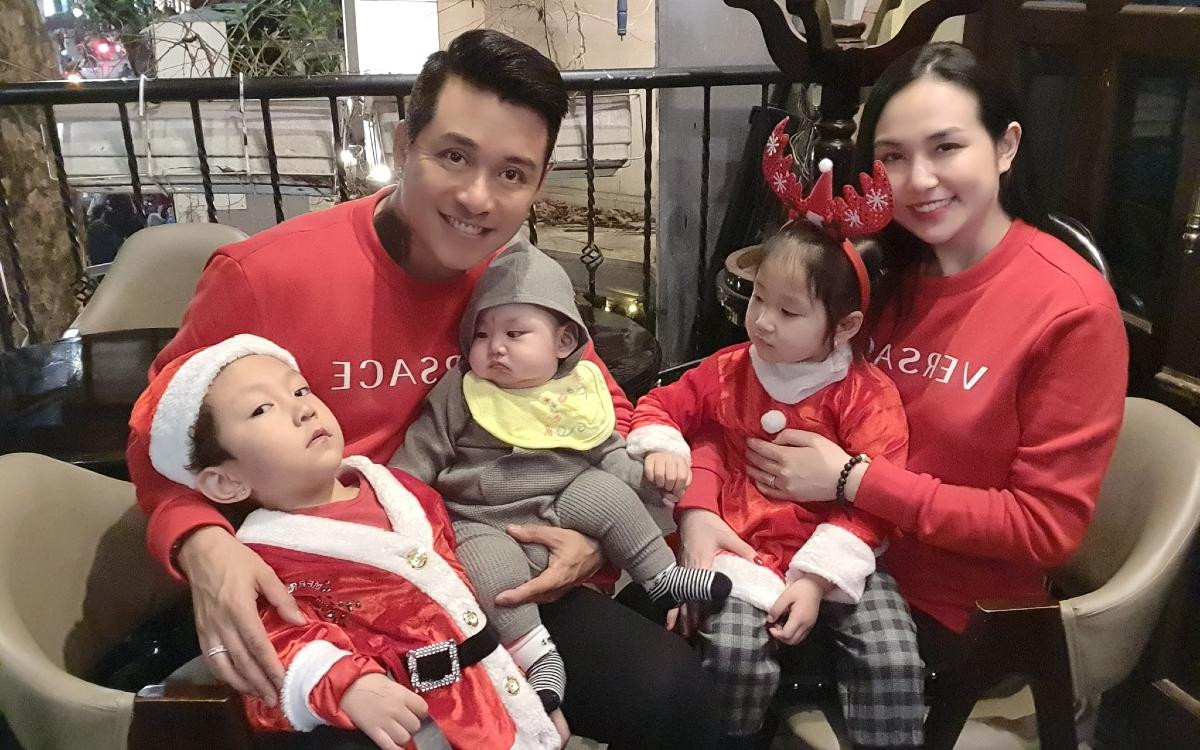 Gia đình hạnh phúc của ca sĩ Tuấn Hưng.
