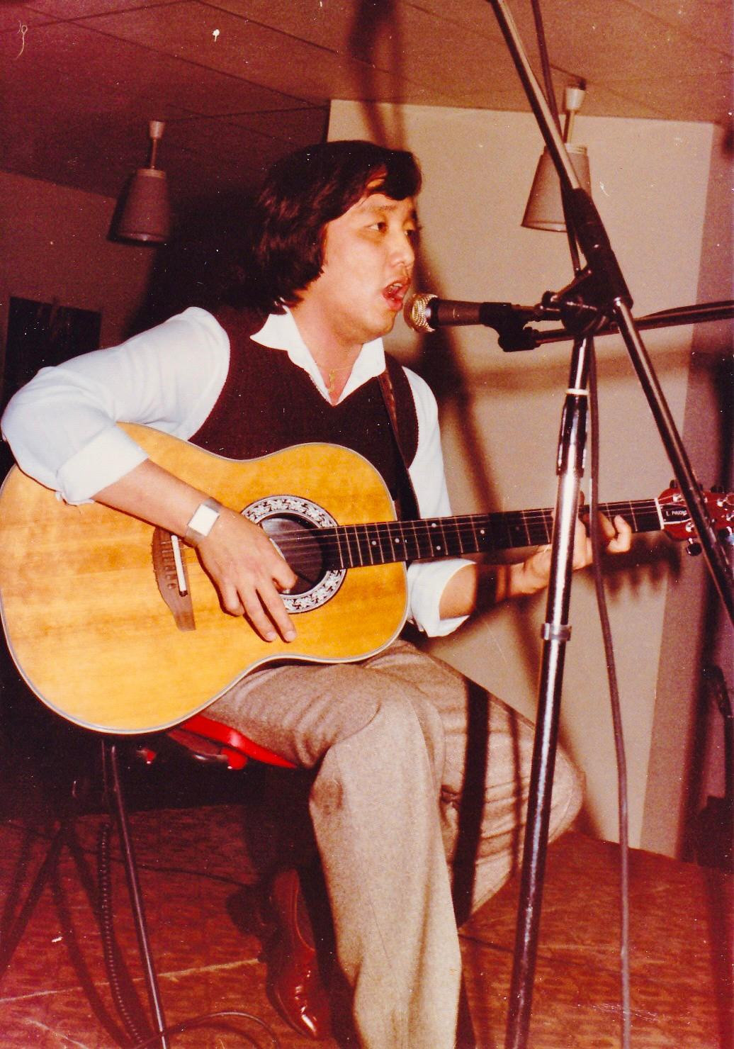 “Tôi đã phải kìm cảm xúc của mình xuống khi hát Hey. Quá nhiều nỗi niềm, quá nhiều xúc cảm trong món quà từ người bạn thân của tôi” – Elvis bộc bạch kỷ niệm khi thu âm ca khúc này.