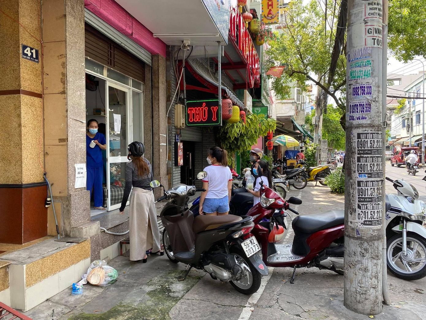 Nhiều bạn teen vui mừng vì các shop bán đồ dùng cho thú cưng, phòng khám thú y nằm trong danh mục dịch vụ được hoạt động sau ngày 30/9/2021 tại TP.HCM. Ảnh: Nhật Đông Nhiều bạn teen vui mừng vì các shop bán đồ dùng cho thú cưng, phòng khám thú y nằm trong danh mục dịch vụ được hoạt động sau ngày 30/9/2021 tại TP.HCM. Ảnh: Nhật Đông