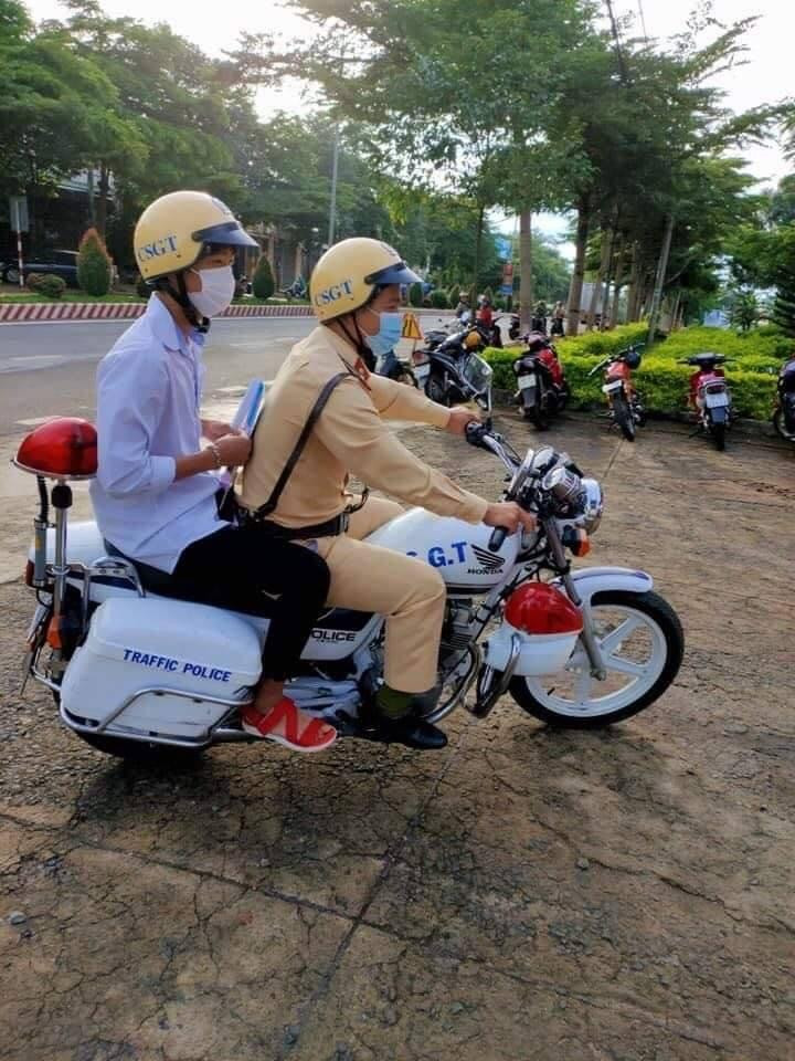 Thí sinh ở Đắk Nông nhận được sự hỗ trợ nhiệt tình của các chiến sĩ công an giao thông. Thí sinh ở Đắk Nông nhận được sự hỗ trợ nhiệt tình của các chiến sĩ công an giao thông.