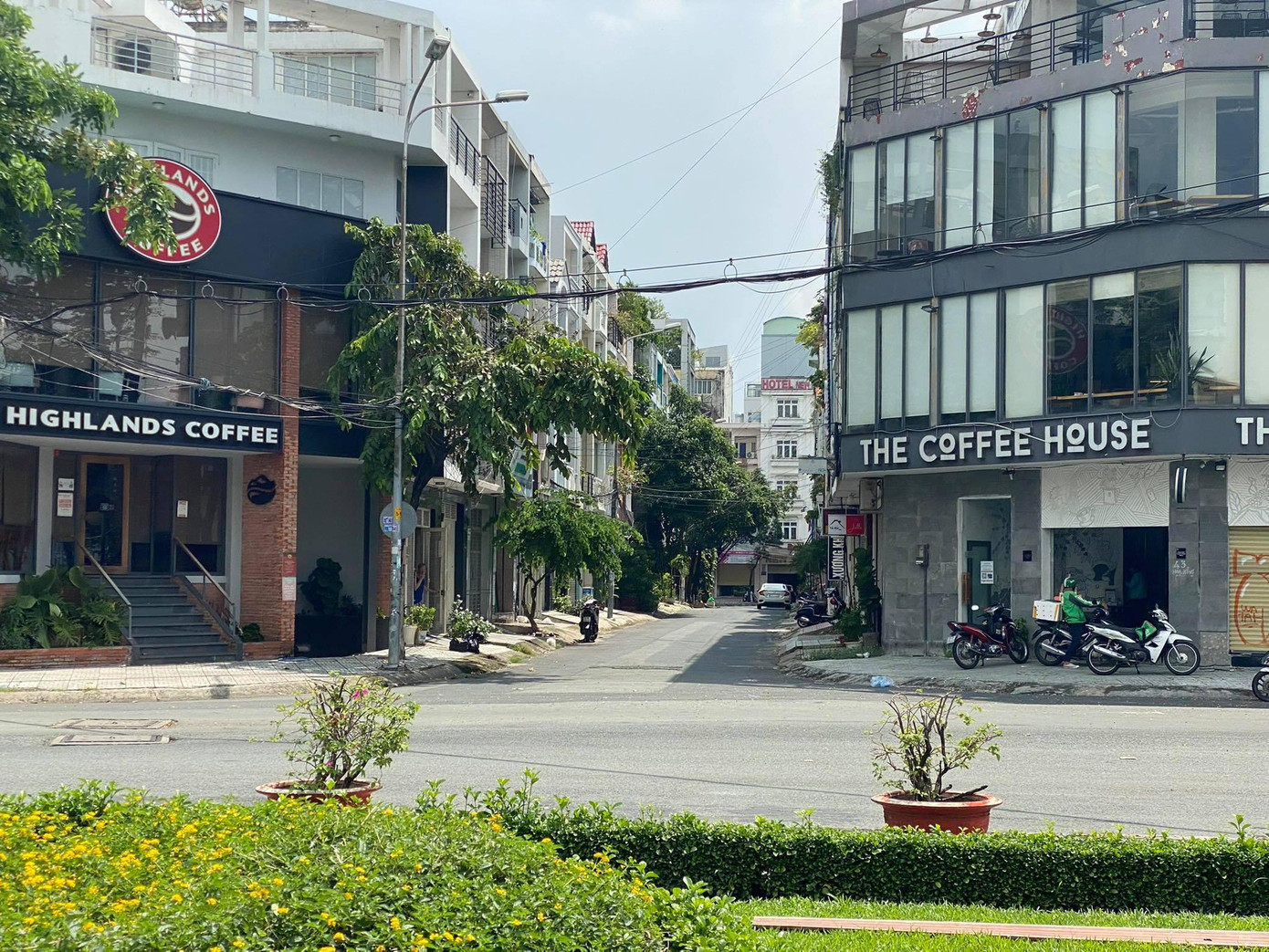 Các chuỗi café, trà sữa mở bán mang về nhưng vẫn thưa vắng vì thiếu shipper. Ảnh: Nhật Đông Các chuỗi café, trà sữa mở bán mang về nhưng vẫn thưa vắng vì thiếu shipper. Ảnh: Nhật Đông