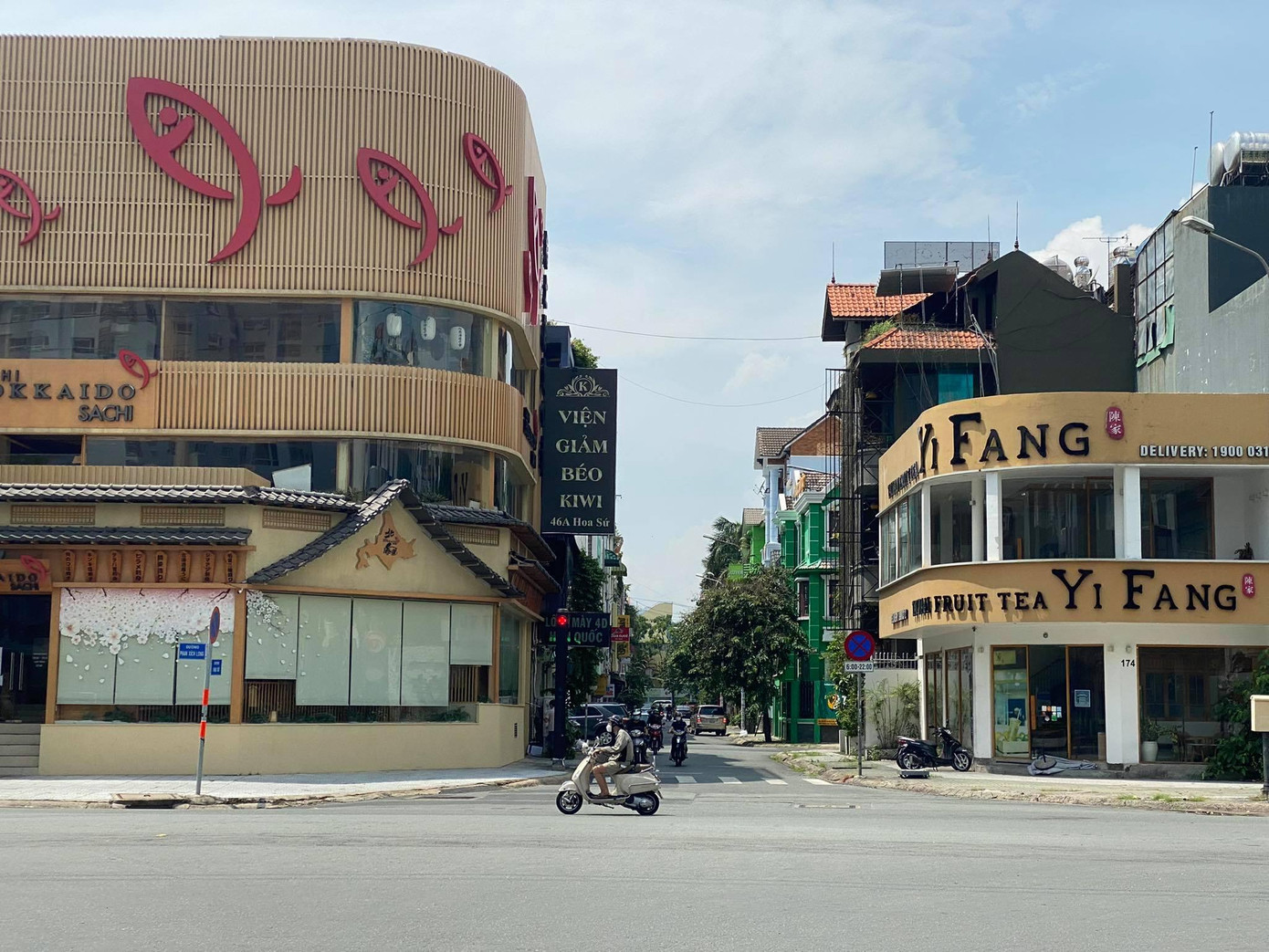 Đa phần các nhà hàng, quán ăn trên con phố ẩm thực đường Phan Xích Long (Q. Phú Nhuận) vẫn đóng cửa. Ảnh: Nhật Đông Đa phần các nhà hàng, quán ăn trên con phố ẩm thực đường Phan Xích Long (Q. Phú Nhuận) vẫn đóng cửa. Ảnh: Nhật Đông