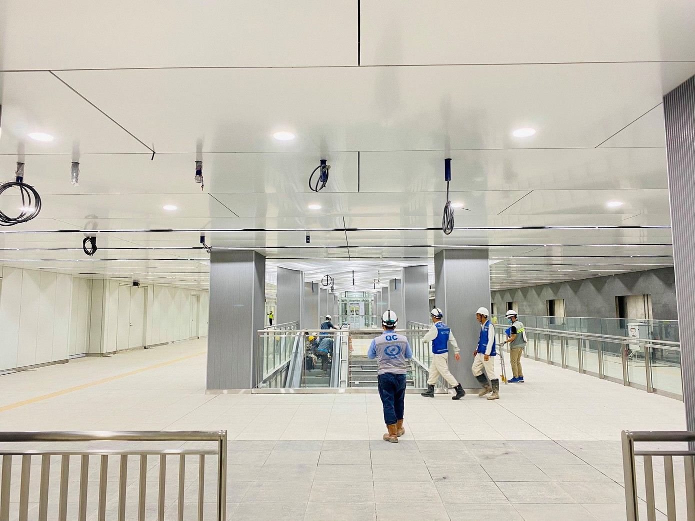 Tầng B1: Gồm các trang thiết bị phục vụ hành khách (sảnh đợi, máy bán vé, cổng thu phí tự động…), phòng hướng dẫn thông tin cho hành khách. Tầng B1: Gồm các trang thiết bị phục vụ hành khách (sảnh đợi, máy bán vé, cổng thu phí tự động…), phòng hướng dẫn thông tin cho hành khách.