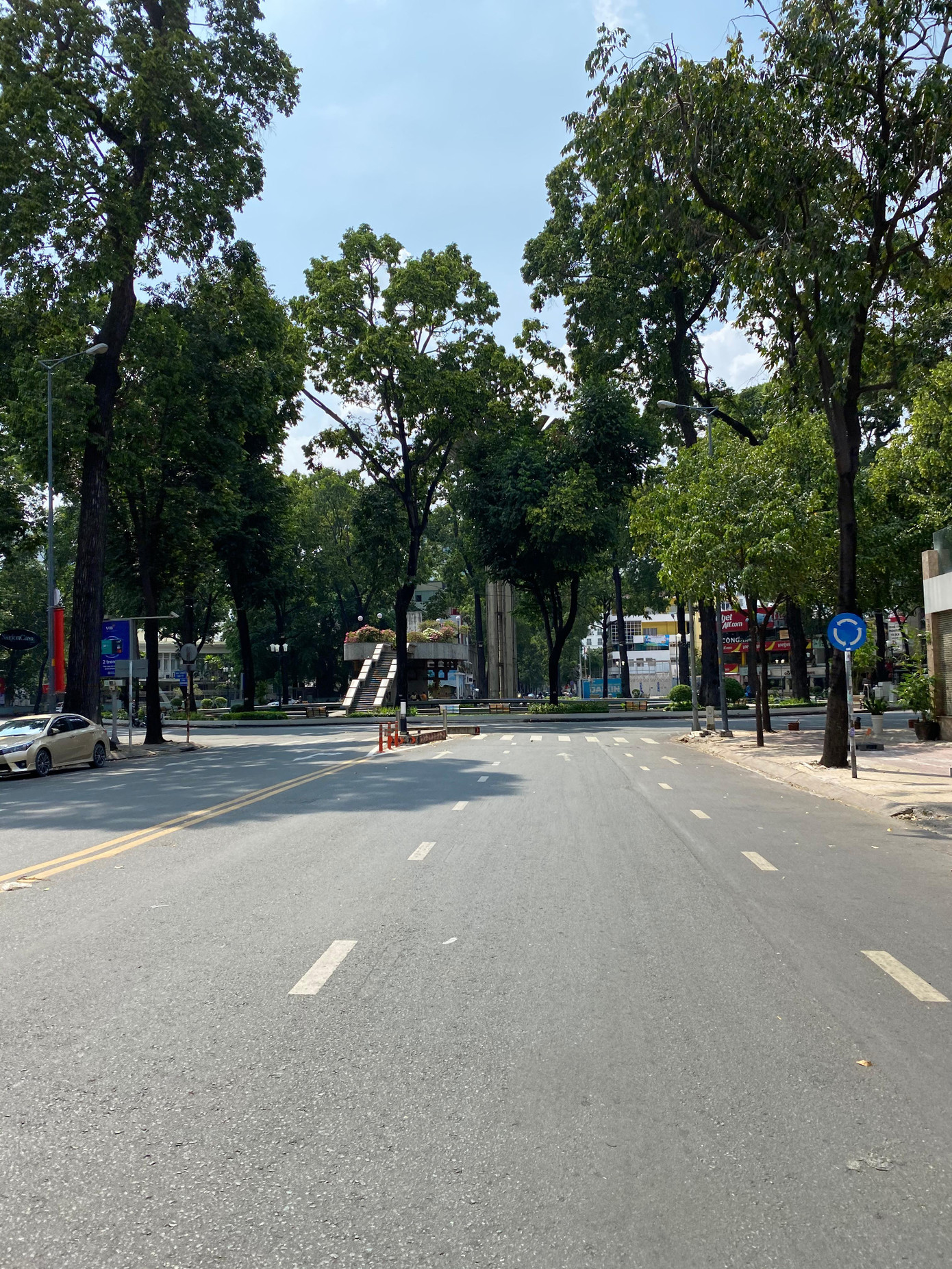 Đường Phạm Ngọc Thạch hướng từ Nhà thờ Đức Bà về Hồ Con Rùa gần như không bóng người.