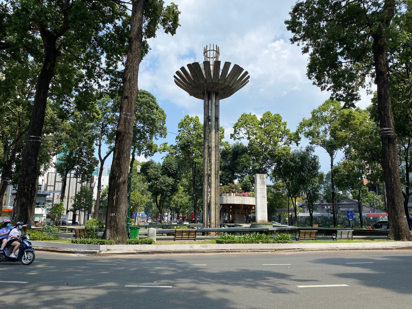 Khu vực Hồ Con Rùa ngày thường vốn là nơi tập trung của đông đảo các bạn trẻ, sáng nay khá vắng vẻ.