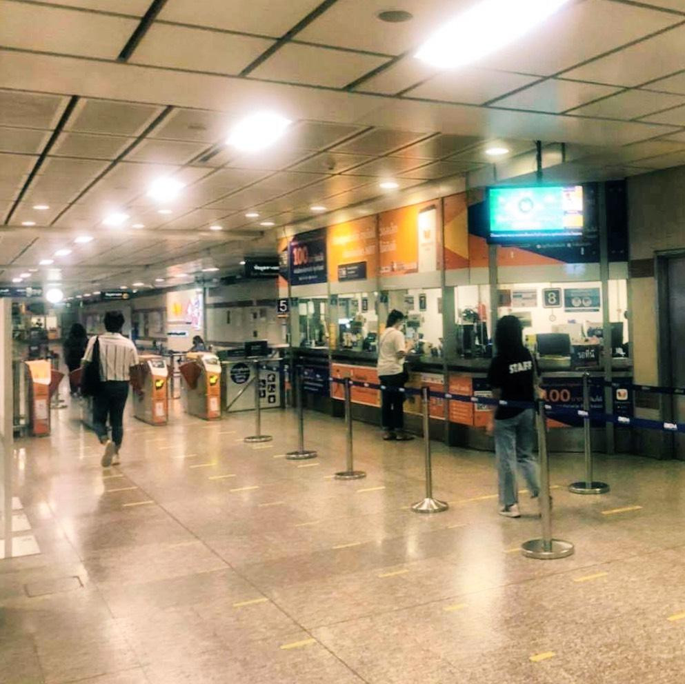 Nhà ga tàu điện ngầm ghi nhận vắng khách trong những ngày đầu Bangkok thử nghiệm "chung sống với dịch COVID-19".