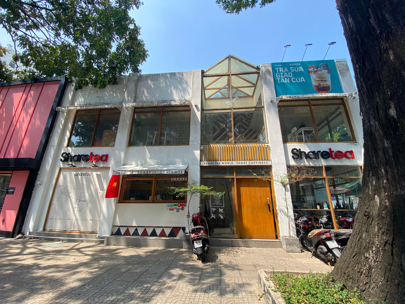 Các quán trà sữa gần các khu trường học tại Quận 3 cũng thưa thớt khách.