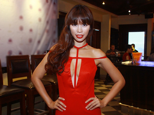 Hà Anh khoe vòng một gợi cảm trong chiếc váy cắt xẻ táo bạo