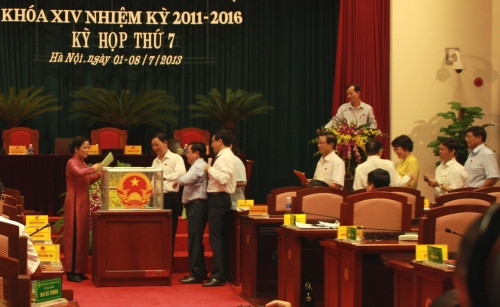 Các đại biểu bỏ phiếu đánh giá tín nhiệm vào thùng phiếu sáng nay 4-7