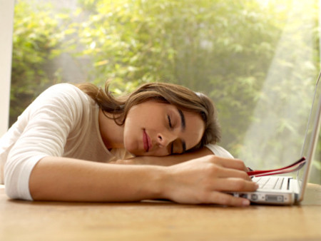 Ngủ gục trên bàn sẽ khiến vòng một mất dần sự săn chắc vốn có