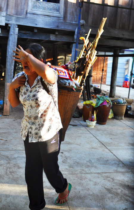 Chị H'Cheng khóc cha