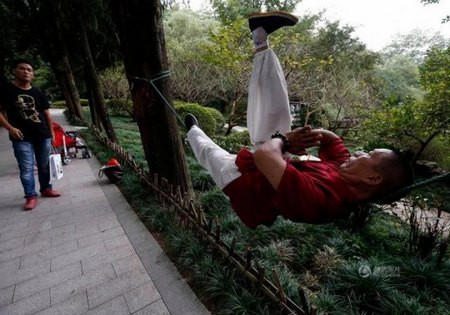 Người đàn ông nằm ngủ vắt vẻo trên dây thừng ảnh 3