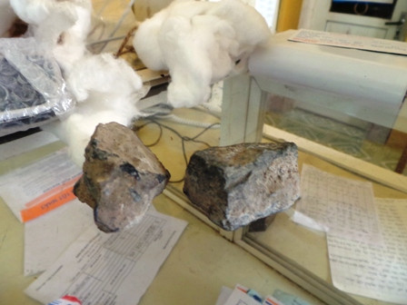 Chuyển phát nhanh qua bưu điện, iPhone 5 thành... cục đá ảnh 2