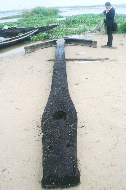 Phát hiện mỏ neo khổng lồ bằng gỗ dưới đáy biển ảnh 2