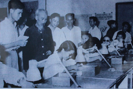 Bác Hồ đến thăm Nhà máy Bóng đèn - Phích nước Rạng Đông (28/4/1964) Thành tựu kinh tế 60 năm của Thủ đô qua những bức ảnh ảnh 1