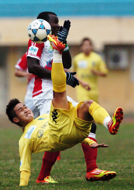 Những pha ra chân rợn người không thiếu sân cỏ Việt Nam suốt nhiều năm qua