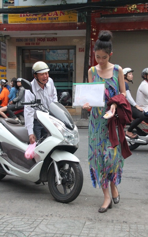 Váy áo lượt là như đi dự hội