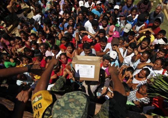 Lực lượng cứu trợ phát thực phẩm cho người dân vùng lũ ở Mexico