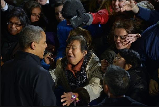 Một người phụ nữ bật khóc khi được ôm ông Obama trong chiến dịch tranh cử hôm 3 tháng 10