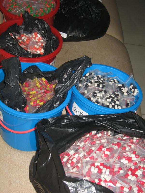 Gần 200 kg thuốc viên nhộng làm từ bột sắn với corticoid được phát hiện tại một phòng mạch - Ảnh: Lê Nguyễn