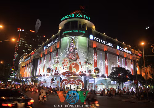 Thương xá Tax trang hoàng rực rỡ là nơi thu hút nhiều người tham quan nhất. Thương xá Tax trang hoàng rực rỡ là nơi thu hút nhiều người tham quan nhất